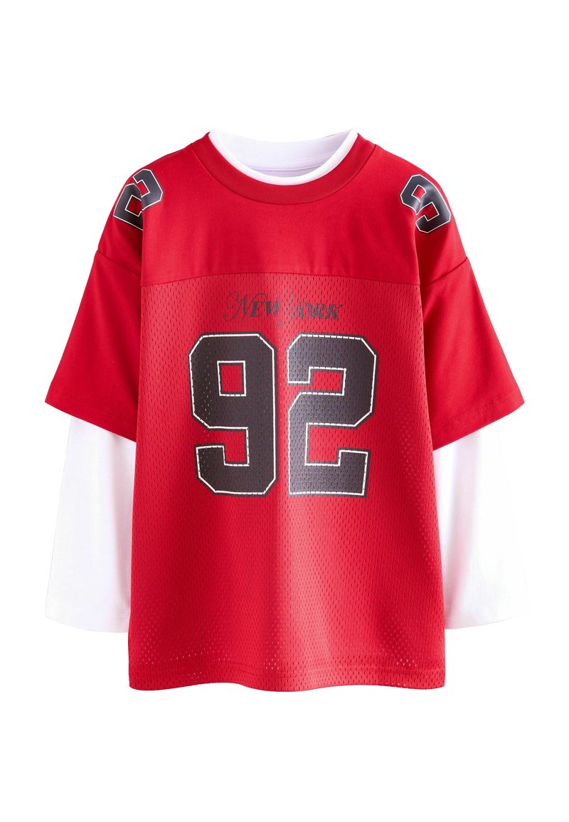 Czerwona sportowa koszulka layered na białych długich rękawach, z czarnym numerem "92" i napisem "New York" z przodu oraz numerem "9" na ramionach.