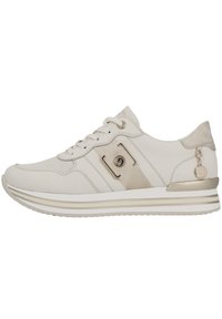 Weißer Sneaker mit metallisch goldenen Akzenten, strukturiertem Obermaterial, durchbrochenen Details, flachen Schnürsenkeln und einem Logo-Anhänger an der Seite. Dicke Gummisohle.