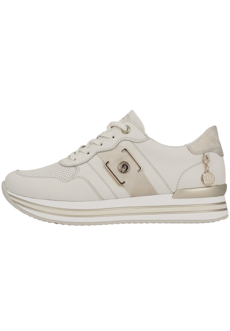 Weißer Sneaker mit metallisch goldenen Akzenten, strukturiertem Obermaterial, durchbrochenen Details, flachen Schnürsenkeln und einem Logo-Anhänger an der Seite. Dicke Gummisohle.