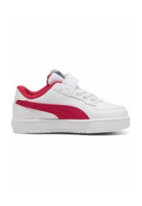 Zapatilla blanca con una franja de acento roja, material texturizado y una superficie lisa. Cuenta con una correa de Velcro y cordones para sujeción.