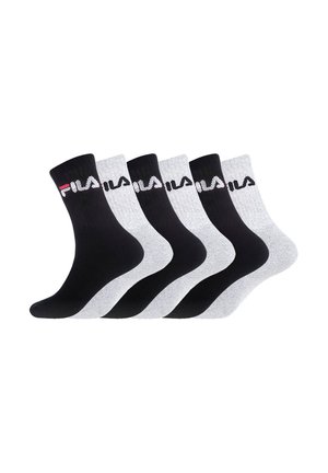 Six paires de chaussettes noires et grises longueur équipage avec le logo FILA sur les bordures, couleurs alternées et alignées côte à côte.