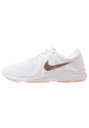 Witte Nike hardloopschoen met een lichtbruine swoosh-logo, een bovenwerk van mesh, een dempende zool en lichtroze accenten aan de buitenzool.