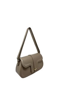 Borsa a tracolla in pelle color taupe con patta curva e chiusura dorata, dotata di una tracolla lunga singola e finitura testurizzata.