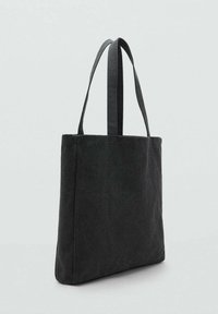 Geantă tote neagră dintr-un material texturat, cu două mânere pentru umăr, formă rectangulară și un design minimal. Fără accesorii vizibile sau modele.