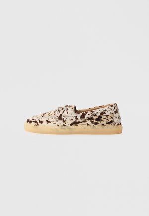 Chaussure à enfiler en toile avec un motif tâché marron et beige et une semelle en caoutchouc. Dessus texturé et détails de laçage sur les côtés.