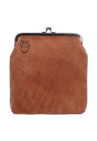 Clutch in pelle marrone con una finitura testurizzata, struttura in metallo e chiusura a scatto. Presenta un anello laterale per l'attacco.