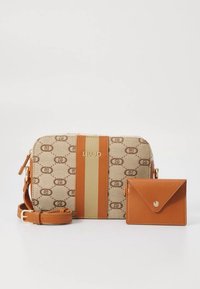 Sac bandoulière en toile beige avec imprimé logo marron, bande dorée et accents en similicuir marron. Comprend un petit porte-cartes assorti.