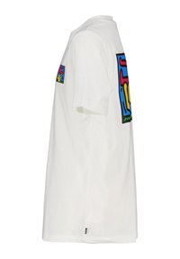 Valkoinen puuvillapaita, jossa on värikäs graafinen kuvio selässä, lyhyet hihat ja suora leikkaus. Sivusauman etiketti näkyvissä.