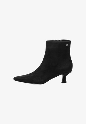 Botín de ante negro con punta puntiaguda, tacón de estilete de altura media y un pequeño adorno decorativo cerca del cierre de cremallera.