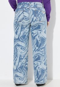 Lichtblauwe denim wijde broek met een gemarmerd patroon, voorzien van twee achterzakken en een tailleband. Textiel met een gestructureerde stof en een gladde afwerking.