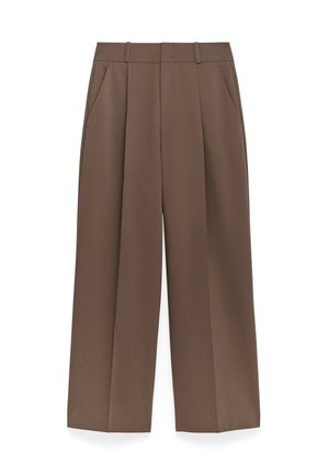 Pantaloni beige a gamba larga realizzati in un tessuto morbido, con tasche frontali, passanti per cintura e una piega ben definita sul davanti.