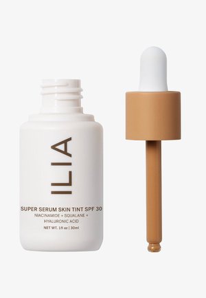 Weiße Glasflasche mit braunem Etikett, Schraubverschluss und Pipettenkappe. Das Produkt enthält Angaben zu Niacinamid, Squalan und Hyaluronsäure.