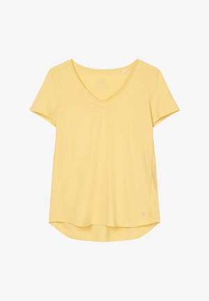 Camiseta de algodón amarilla con cuello en V, mangas cortas y dobladillo curvado. Presenta un logo sutil en la parte inferior izquierda. Textura suave.