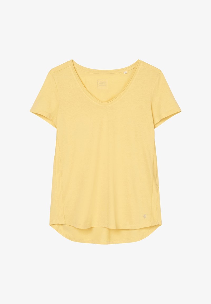 T-shirt en coton jaune avec un col en V, des manches courtes et un ourlet arrondi. Présente un logo discret en bas à gauche. Texture lisse.