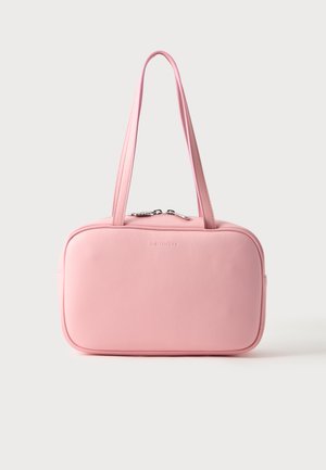 Rechteckige weiche pinke Handtasche mit doppelten Trägern und silbernem Reißverschluss oben, gezeigt vor einem schlichten hellgrauen Hintergrund.