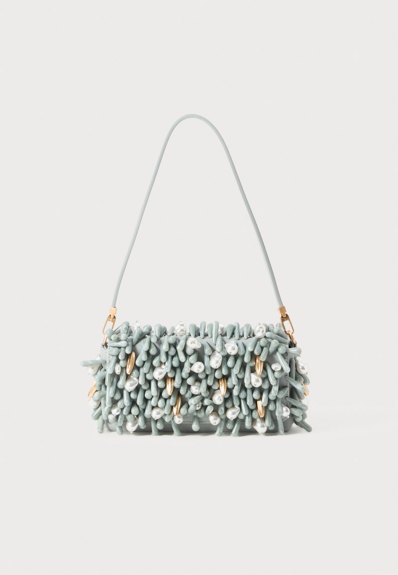 Sac à main texturé vert clair de forme cylindrique, orné de perles saillantes et de détails dorés. Bandoulière réglable pour plus de polyvalence.