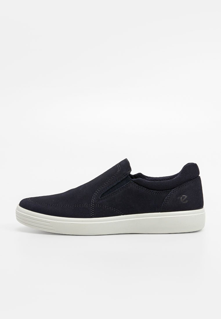 Marina slip-on skor i mocka med elastiska sidopaneler, en vit gummisula och dekorativ sömnad över ovandelen.
