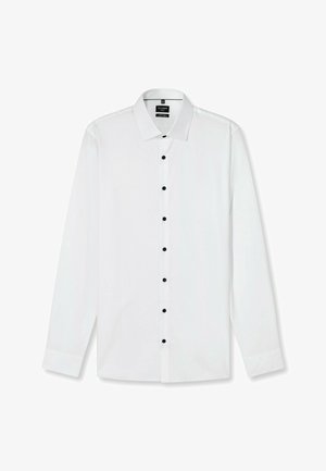 Chemise blanche à manches longues en tissu lisse avec un col classique, une fermeture à boutons noirs à l'avant et des manches à poignets.