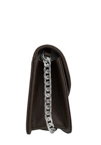 Borsa in pelle marrone con una tracolla in catena argentata, che presenta un design elegante e strutturato con una texture liscia. Apertura superiore per un facile accesso.