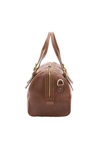 Borsa da viaggio in pelle marrone con forma arrotondata, doppie maniglie, doppie cerniere, accessori in tonalità oro e un anello laterale per il fissaggio di accessori.