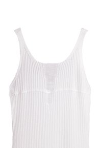 Top senza maniche lavorato a maglia bianca con una texture a coste, scollatura a girocollo e un piccolo dettaglio a oblò sul retro.