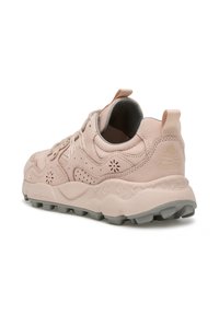 Baskets rose clair en suède et en maille, avec des perforations, une semelle texturée et une languette à l'arrière.