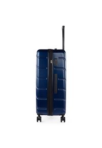 Maleta rígida de color azul marino con líneas horizontales elevadas, un zipper negro, cerradura de combinación y un asa telescópica sobre cuatro ruedas.