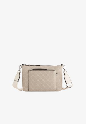 Bolso cruzado de tela beige con patrón geométrico, dos compartimentos con cremallera, herrajes de plata y una correa blanca ajustable.