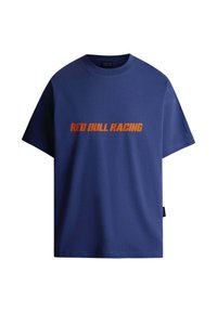 Tamsiai mėlynas medvilninis marškinėliai trumpomis rankovėmis ir apvaliu iškirpimu, ant priekinės dalies su užrašu "RED BULL RACING" oranžinėmis storomis raidėmis.