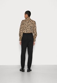 Gestuz BIRTA CUTLINE PANTS - Calças de fato de treino - black