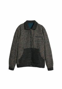 Texturierte Jacke mit Reißverschluss auf der Vorderseite aus einem mehrfarbigen Stoff. Sie hat einen Kragen, eine Brusttasche und zwei Vordertaschen. Die dominierenden Farben sind Grau und Schwarz.