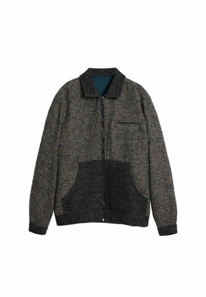 Texturierte Jacke mit Reißverschluss auf der Vorderseite aus einem mehrfarbigen Stoff. Sie hat einen Kragen, eine Brusttasche und zwei Vordertaschen. Die dominierenden Farben sind Grau und Schwarz.