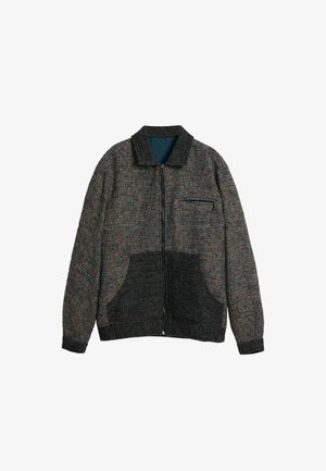 Texturierte Jacke mit Reißverschluss auf der Vorderseite aus einem mehrfarbigen Stoff. Sie hat einen Kragen, eine Brusttasche und zwei Vordertaschen. Die dominierenden Farben sind Grau und Schwarz.