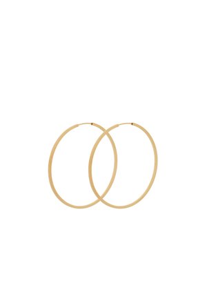 Boucles d'oreilles fines en métal doré en forme de créoles avec fermoirs simples, présentées en chevauchement sur un fond blanc.