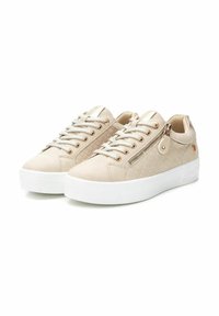 Sneakers sintetici beige con un design testurizzato, suola platform bianca, accenti metallici e zip decorativa laterale. Lacci dello stesso colore.