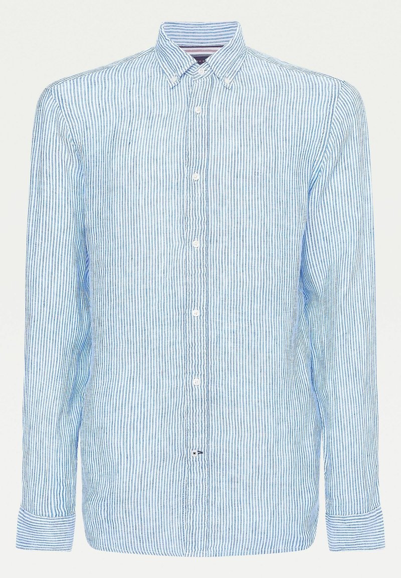Ljusblå randig skjorta med knappar gjord av andningsbart material. Har en klassisk krage, långa ärmar och knappstängning med vita knappar.