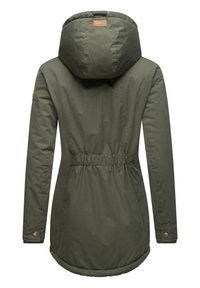 Olijfgroene jas met een cinched taille, verstelbare capuchon en lange mouwen. Beschikt over een gestructureerde stof en knopenaccenten op de manchetten.