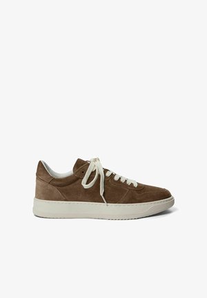 Rudi šviesūs suediniai sportbačiai su apvaliu pirštu, balta guma padais ir šviesiai baltais raišteliais. Siūlo minimalistinį dizainą ir subtilius siuvimo akcentus.