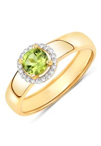 Bague en or mettant en avant une pierre de péridot ovale centrale entourée d'un halo de petits diamants transparents, bande lisse, finition polie.