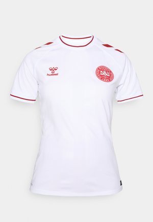 Vit sportströja med korta ärmar och röd kantning, röd Hummel-logotyp på höger bröst och röd Dansk Boldspil-Union-emblem på vänster bröst.