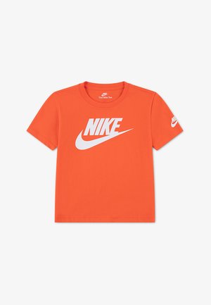 Orangenes Nike T-Shirt mit kurzen Ärmeln, weißem Nike-Logo und Swoosh auf der Vorderseite sowie einem kleineren Logo am linken Ärmel.