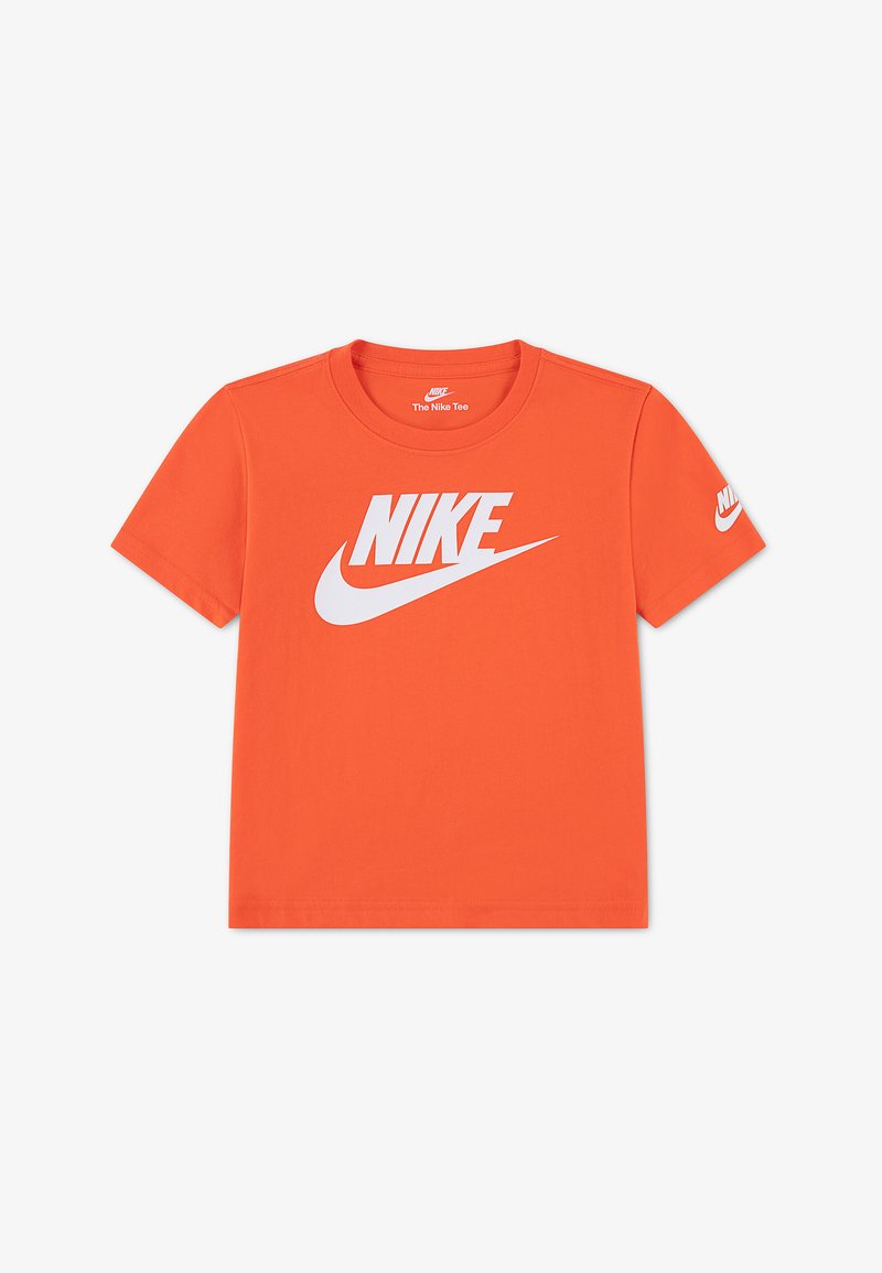 Πορτοκαλί κοντομάνικο μπλουζάκι Nike με λευκό λογότυπο Nike και swoosh στο μπροστινό μέρος και μικρότερο λογότυπο στο αριστερό μανίκι.