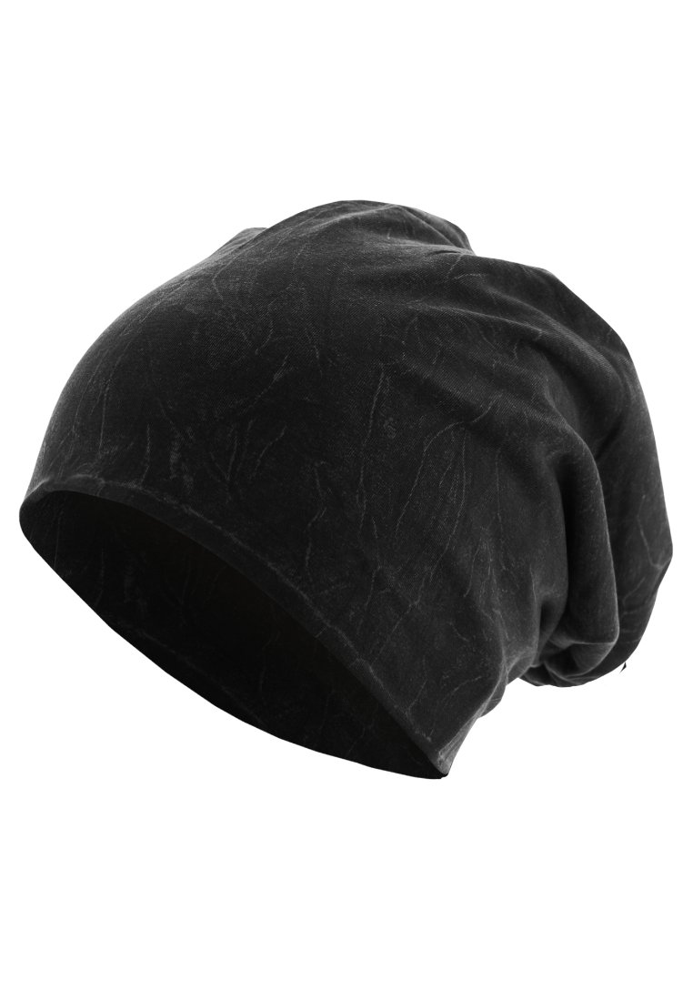 Černá uvolněná čepice beanie s jemným texturovaným vzorem, zobrazená z úhlu na bílém pozadí.
