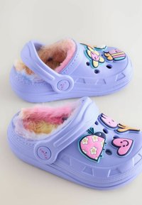 Fialové pěnové dřeváky s měkkým multicolor kožíškem uvnitř, zdobené barevnými detaily jako je usmívající se beruška a květinové vzory.