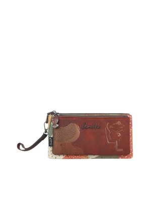 Portafoglio rettangolare marrone e arancione con cerniera, cinturino da polso, motivi decorativi, un charm in metallo e il testo "Anekke" sulla parte anteriore.