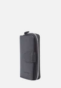 Svart läderplånbok med texturerad yta, dragkedjestängning och tryckknapp. Har en rektangulär form med en kompakt design.