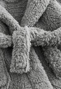 Grau flauschiger Bademantel mit einer weichen, strukturierten Oberfläche. Verfügt über einen gebundenen Gürtel und einen breiten Kragen, der ein gemütliches und flauschiges Design zeigt.