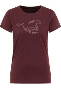 Camiseta de algodón color burdeos con un gráfico dorado de un caballo corriendo y el texto "MUSTANG" encima. Mangas cortas, cuello redondo y textura suave.