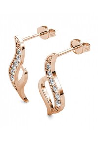Orecchini in oro rosa con un design ondulato, caratterizzati da una fila di sei piccoli cristalli trasparenti lungo un lato e una finitura lucida.