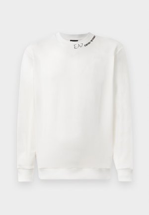 Hvit langermet genser med rund hals og ribbestrikkede mansjetter og kant, med svart "EA7 Emporio Armani" tekst nær halslinningen.